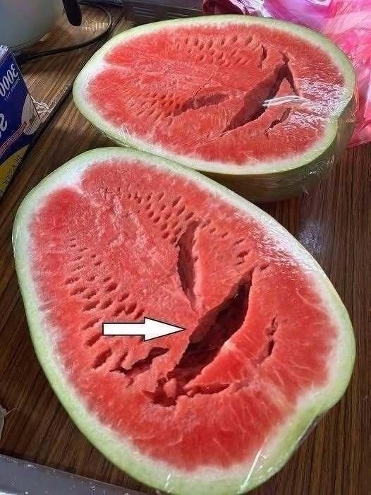 You Cut Open a Watermelon and Saw Cracks? Stop Eating It Immediately! Here’s What It Really Means