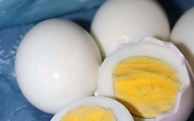 Doctors W.arn: This Common Way of Eating Boiled Eggs Can Clog Your Arteries