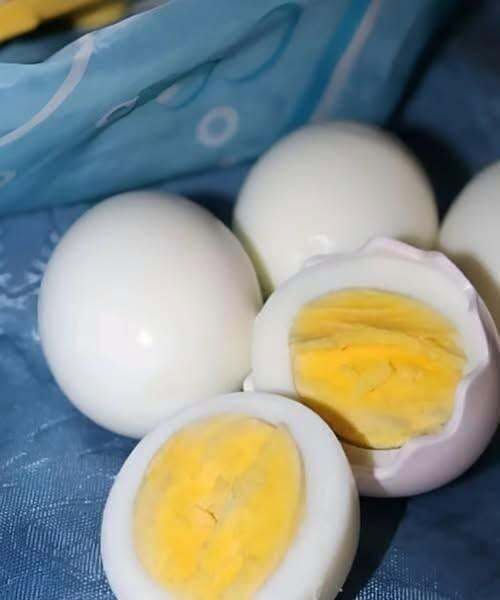 Doctors W.arn: This Common Way of Eating Boiled Eggs Can Clog Your Arteries